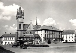 Humpolec, Horní (Riegrovo) náměstí s benzinovou pumpou